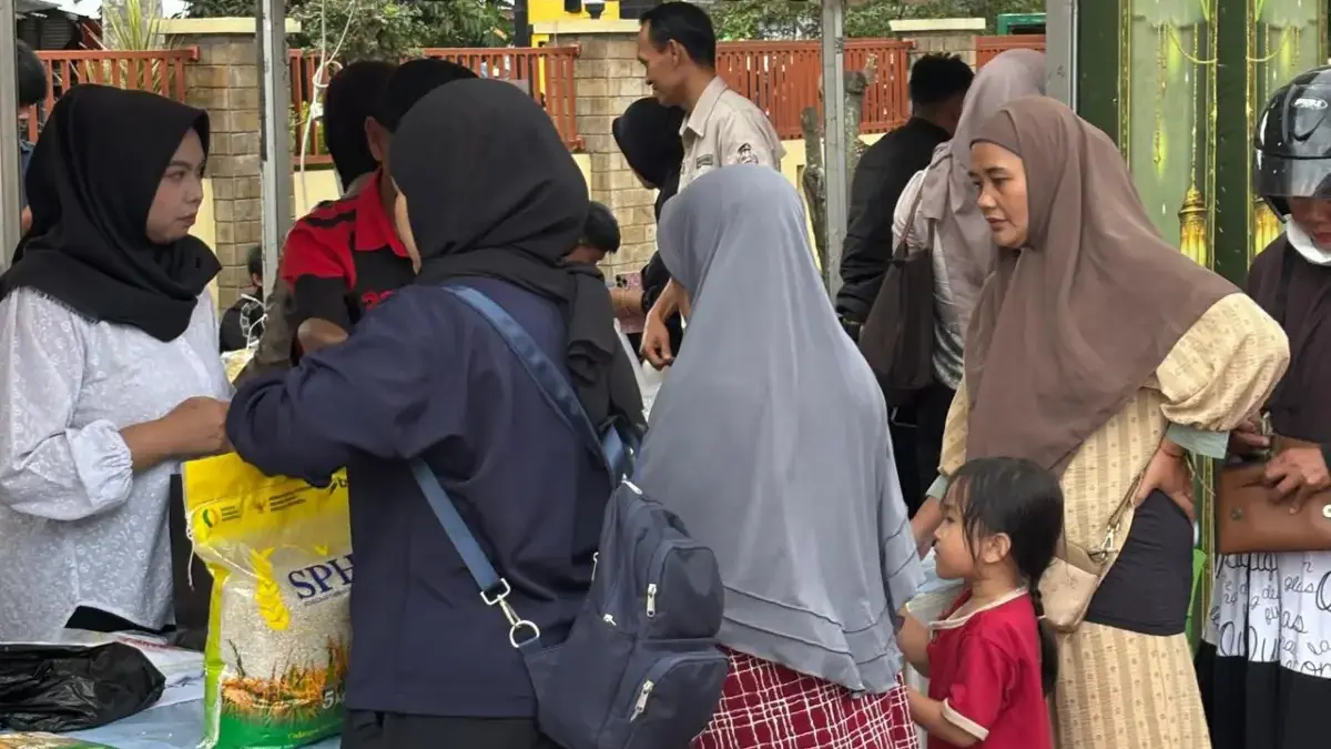 Ratusan warga mendatangi halaman Mapolresta Bandung, Rabu (11/3/2026), untuk membeli kebutuhan pokok dalam keg