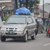 Mobil membawa barang melintas di jalur lingkar selatan saat arus mudik tahun lalu. Foto: Dimas Rachmatsyah /