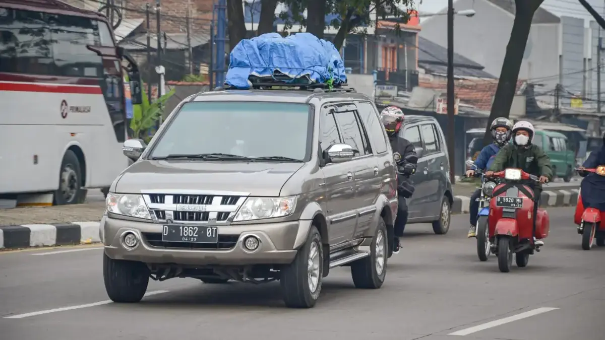 Mobil membawa barang melintas di jalur lingkar selatan saat arus mudik tahun lalu. Foto: Dimas Rachmatsyah /