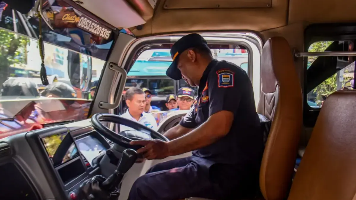 Jelang Arus Mudik 2026, Dishub Jabar Periksa Kelaikan Minibus di Terminal Stasiun Hall Petugas Dinas Perhubungan Jawa Barat memeriksa kelaikan jalan armada minibus di Terminal Stasiun Hall Kebon Ja