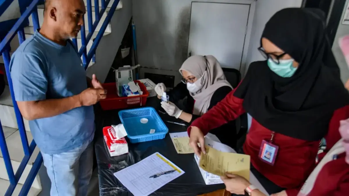 BNN Bandung Beberkan Hasil Tes Urine Sopir Minibus di Terminal Stasiun Hall Petugas Badan Narkotika Nasional Kota Bandung memeriksa urin pengemudi armada minibus di Terminal Stasiun Hall