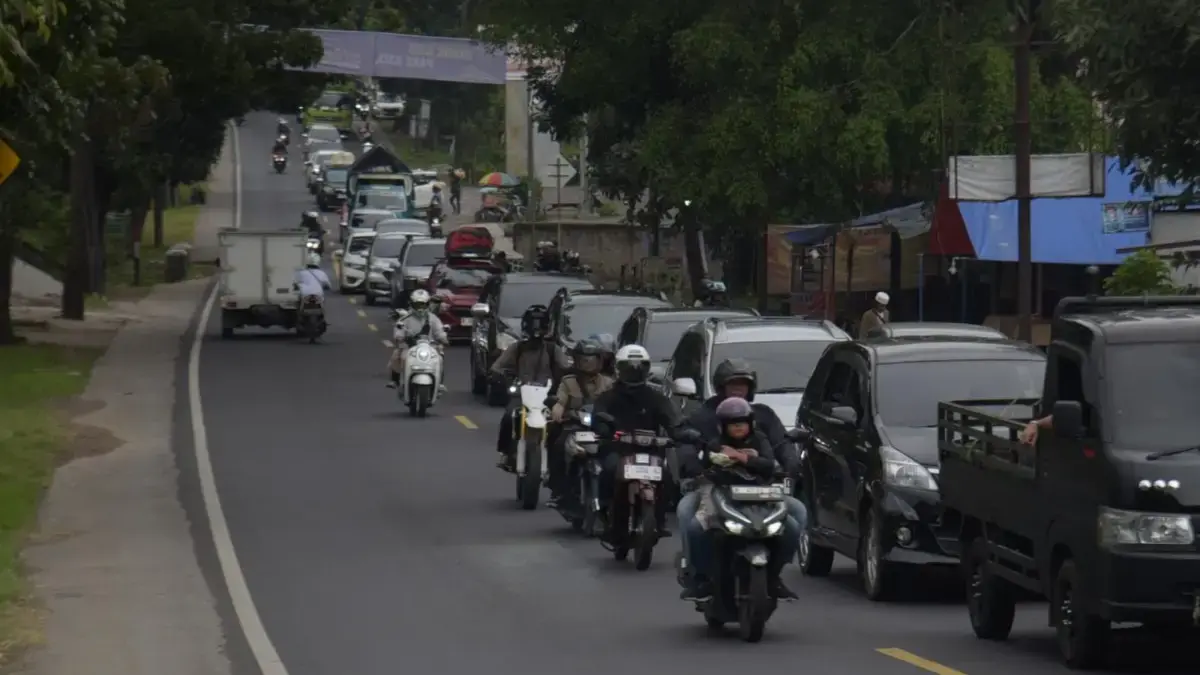 Sejumlah kendaraan pemudik terjebak kemacetan di jalur selatan. Foto: Dimas Rachmatsyah / Jabar Ekspres