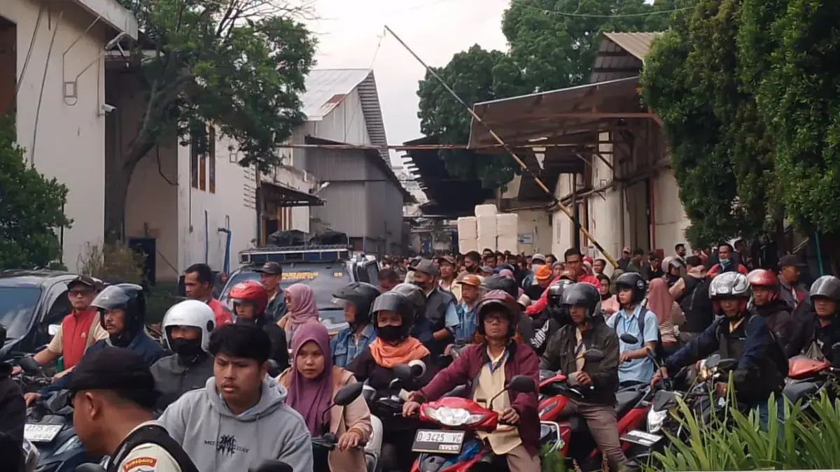 Sejumlah pekerja PT Kahatex saat bubaran pabrik usai menerima Tunjangan Hari Raya (THR) Idulfitri