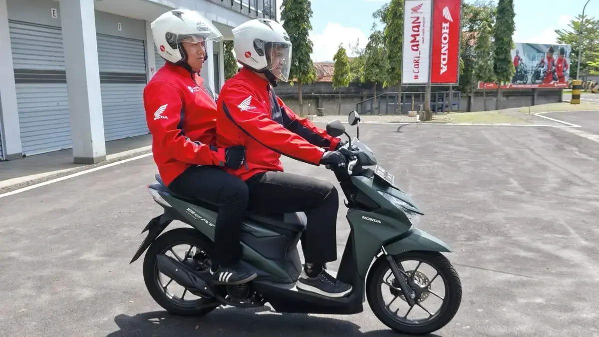 Hindari Berboncengan dengan Memegang Behel Belakang Sepeda Motor Hindari Berboncengan dengan Memegang Behel Belakang Sepeda Motor