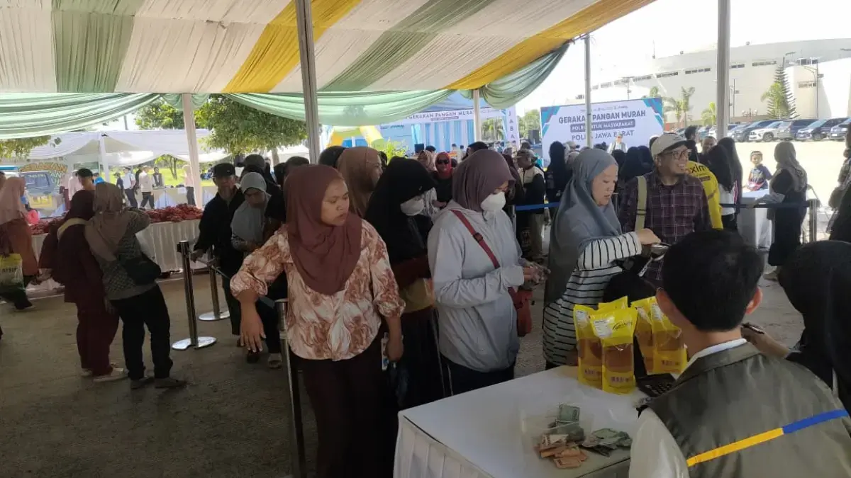 Gelar Pangan Murah, Polda Jabar dan Polrestabes Bandung sediakan Beras hingga 200 Ton Dok. Kegiatan GPM di SOR Arcamanik, Kota Bandung yang digelar oleh Polda Jabar dan Polrestabes Bandung. Jum\'at