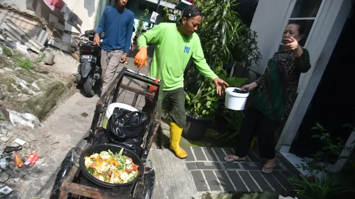 Ilustrasi: Petugas pemilahanan dan pengolah sampah (Gaslah) mengambil sampah organik dari rumah warga sebagai