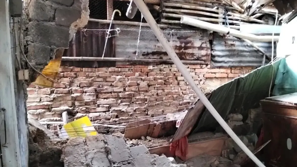 Rumah di Empang Bogor Selatan Ambruk, 1 Warga Terluka dan 10 Jiwa Terdampak Sebuah rumah di Kampung Layungsari II, RT 02 RW 18, Kelurahan Empang, Kecamatan Bogor Selatan, Kota Bogor