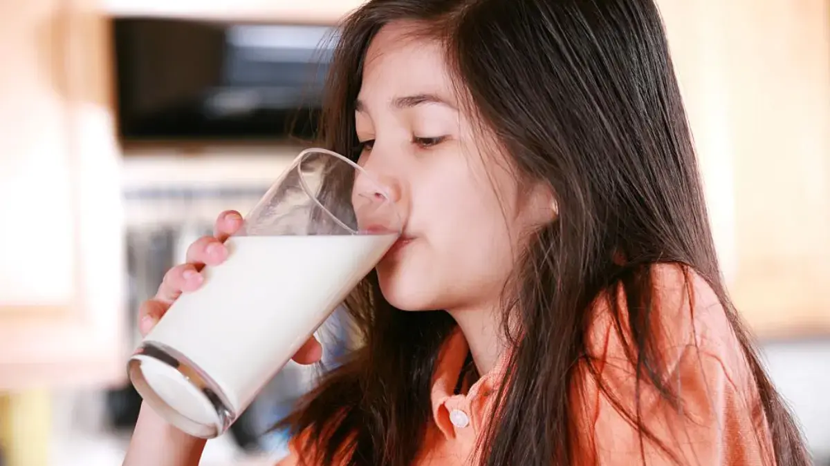 Ilustrasi: Seorang anak konsumsi susu. Dok Pixabay