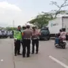 Satlantas Polres Sumedang di lokasi kejadian kecelakaan lalu lintas Jalan Raya Bandung-Garut depan Kawasan Ind