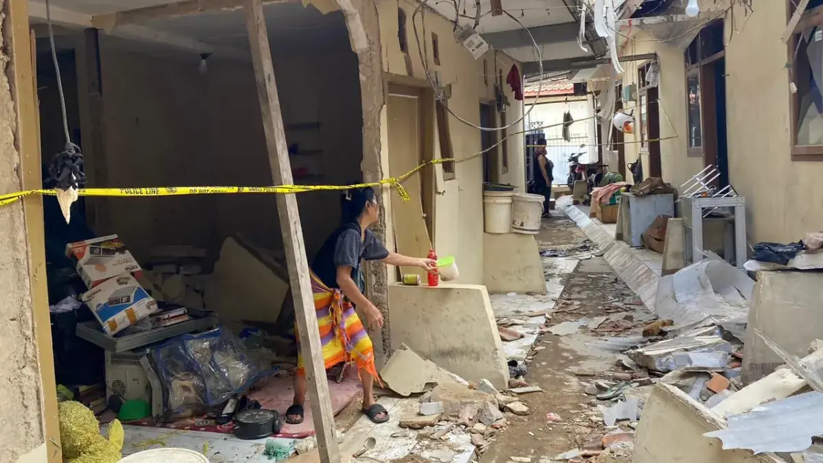 ledakan keras menghancurkan sebuah rumah kontrakan di Kampung Cileunyi, RT 01 RW 05, Desa Cileunyi Wetan, Keca