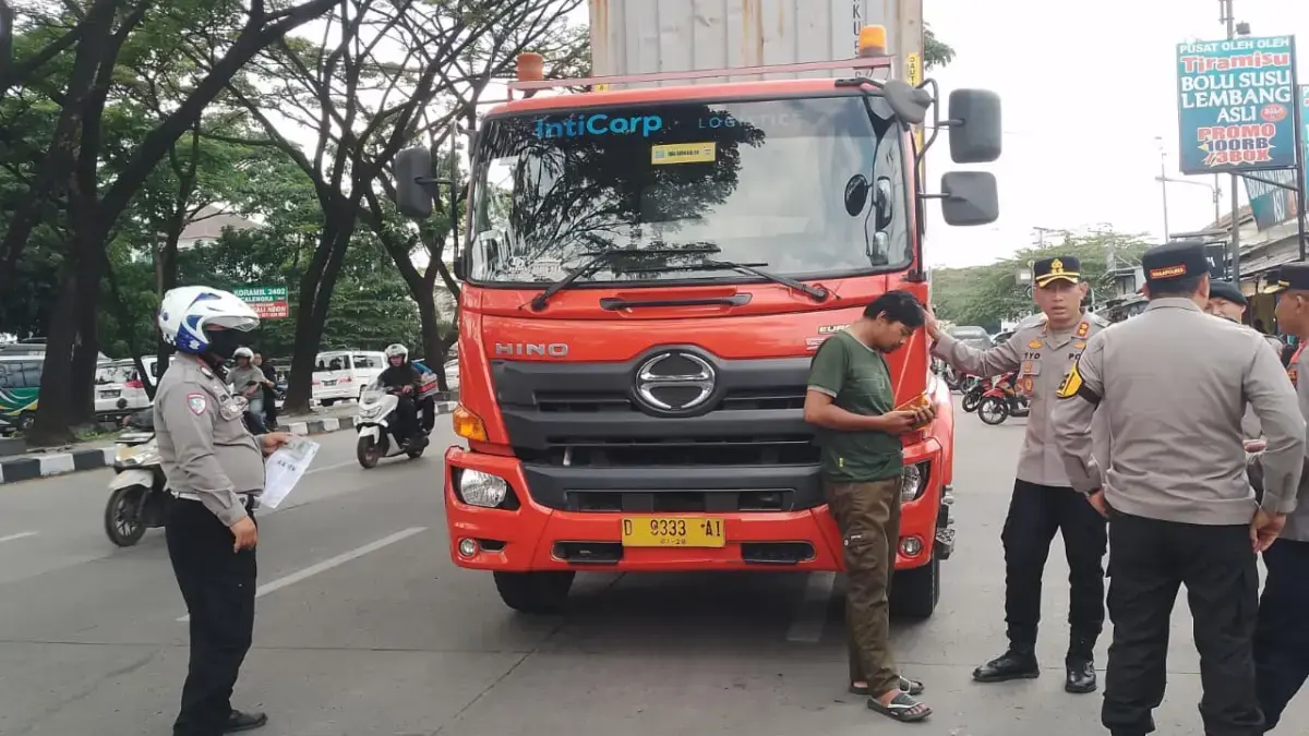 Kapolres Sumedang, AKBP Sandityo Mahardika turun langsung melakukan penindakan terhadap kendaraan sumbu tiga t