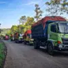 Antrean kendaraan pengangkut sampah memanjang dari pintu masuk TPA Sarimukti hingga mendekati kawasan