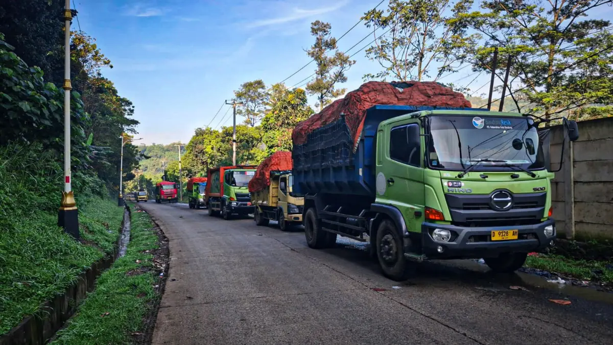 Antrean kendaraan pengangkut sampah memanjang dari pintu masuk TPA Sarimukti hingga mendekati kawasan