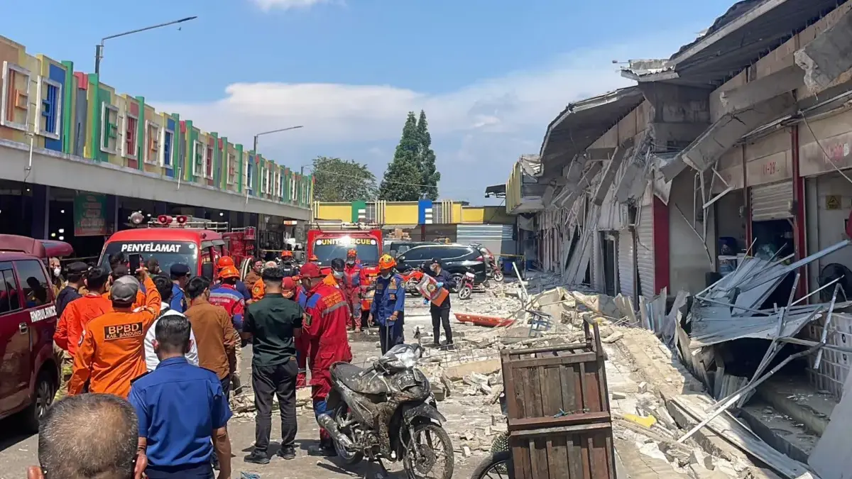 Atap Bangunan di Blok 3 Pasar Sehat Soreang Ambruk, 13 Kios Rusak, Satu Orang Tewas