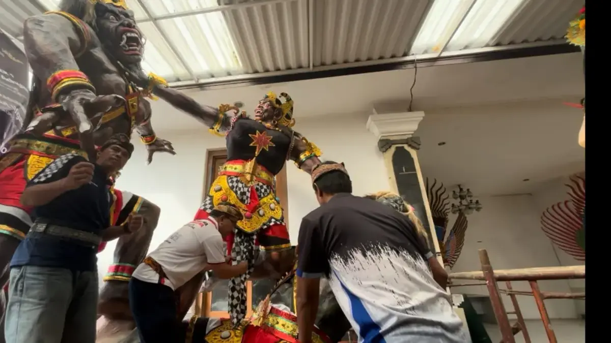Umat Hindu di Cimahi saat Menghias Ogoh-Ogoh dalam Menyambut Perayaan Hari Suci Nyepi Tahun Baru Saka 1948/202