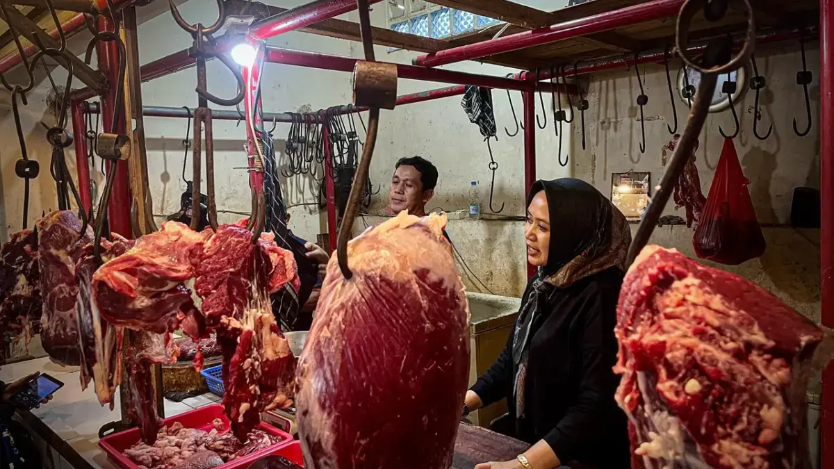 Pedagang daging sapi di Pasar Tagog Padalarang, Bandung Barat. Dok Jabar Ekspres/Suwitno