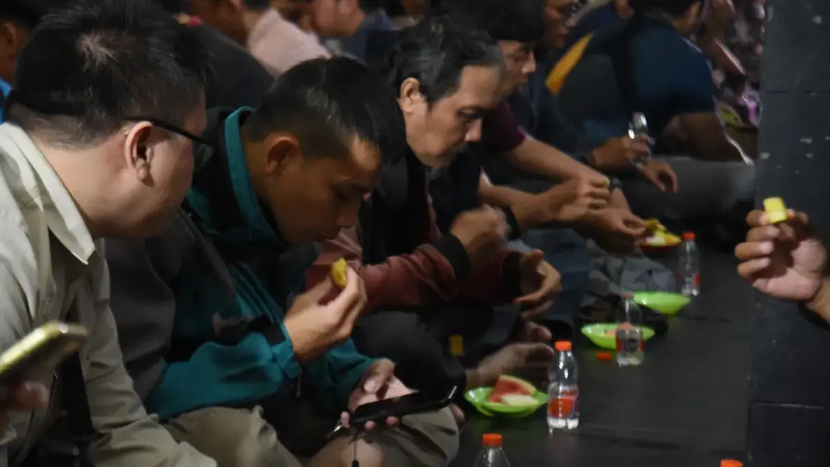 Ini Daftar Masjid Ramah Pemudik di Cimahi 2026: Layanan 24 Jam, Fasilitas Istirahat dan Takjil Lengkap Suasana warga berbuka puasa di masjid. Foto: Dimas Rachmatsyah / Jabar Ekspres