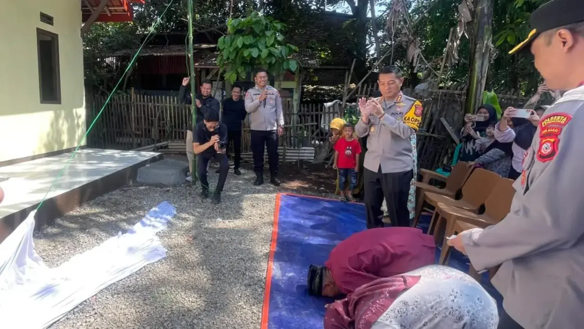 15 Hari Rampung, Polresta Bandung Resmikan Rutilahu Siti Aisyah di Pameungpeuk Suasana haru program rumah tidak layak huni (Rutilahu) milik Siti Aisyah (55) di Kampung Palasari