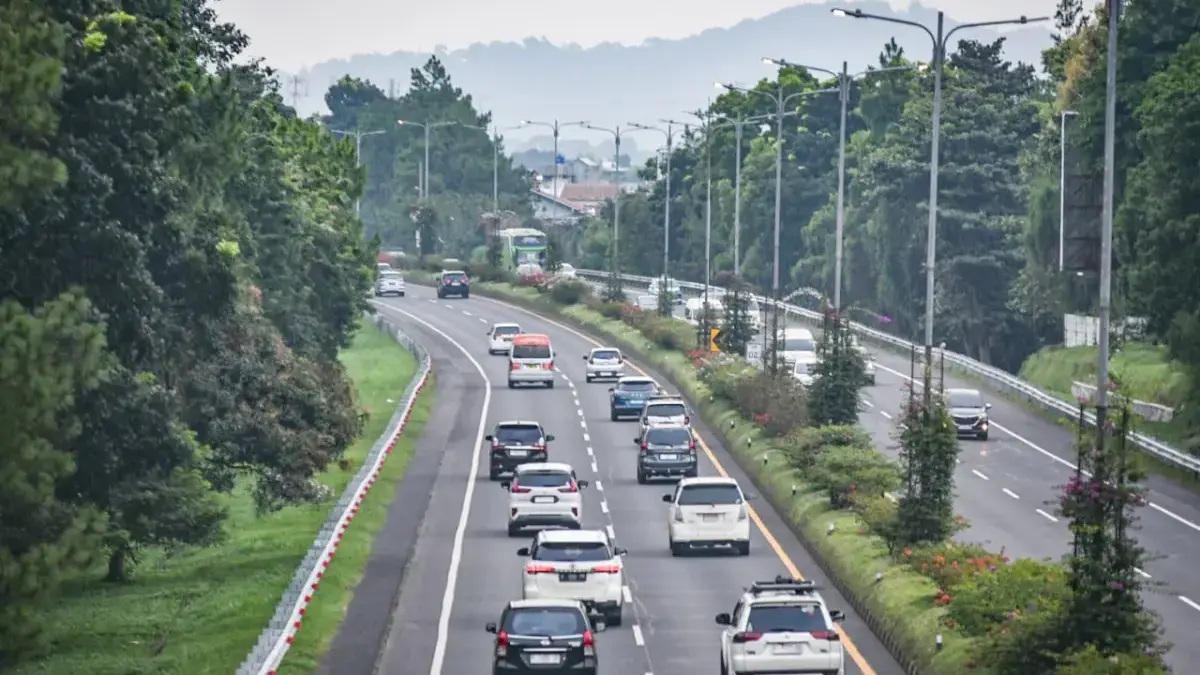 Sejumlah kendaraan melintas di Tol Pasteur, Kota Bandung, Sabtu (14/3)