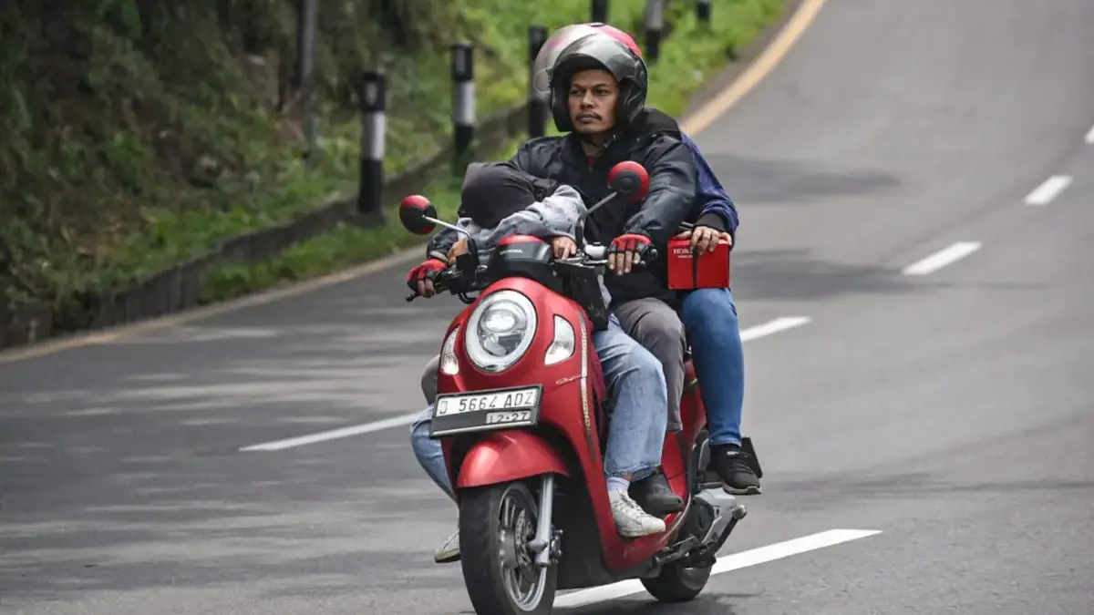 Pemudik menggunakan sepeda motor melintas di Jalur Nagreg, Kabupaten Bandung, Jumat (20/3)