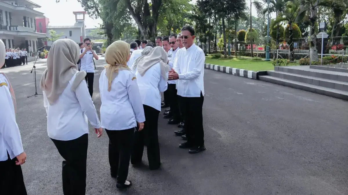 Bupati Ciamis Herdiat Sunarya saat bersalaman dengan para ASN saat hari pertama kerja usai libur lebaran