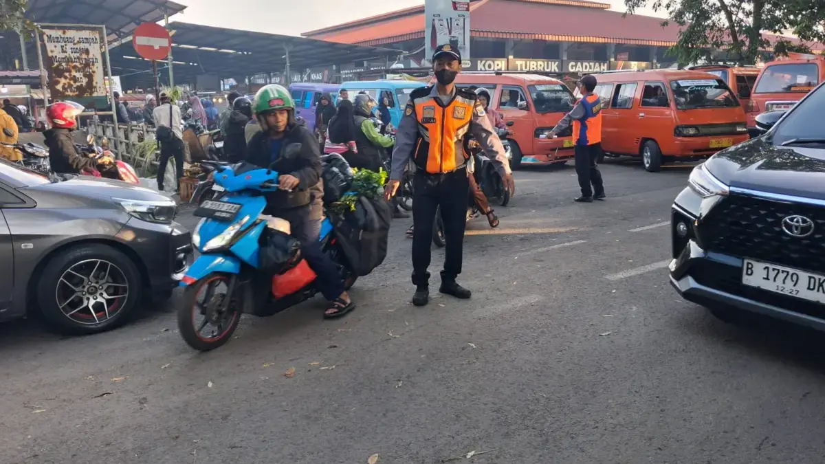 Arus Mudik 2026 di Cimahi Melonjak 50 Persen, Sepeda Motor Dominasi Lalu Lintas Petugas Dishub Cimahi saat Mengatur Lalu Lintas Arus Balik Mudik Lebaran 2026 (Doc: Dishub Cimahi)