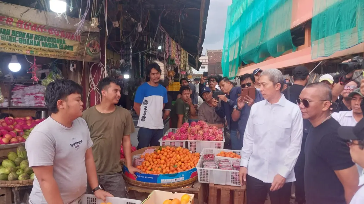 PKL Kawasan Pasar Bogor Terakhir Jualan Hari Ini, 26 Maret Area Harus Kosong Wali Kota Bogor, Dedie A. Rachim (baju putih), meninjau pedagang kaki lima atau PKL di kawasan Pasar Bogor
