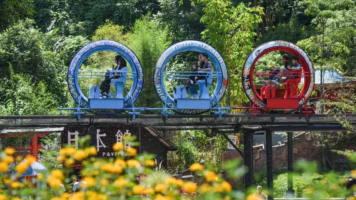 Pengunjung berwisata saat libur lebaran di The Great Asia Africa Lembang, Kabupaten Bandung Barat, Jawa Barat,