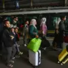Penumpang berjalan turun dari kereta api di Stasiun Bandung, Kota Bandung, Jawa Barat, Selasa (24/3/2026)