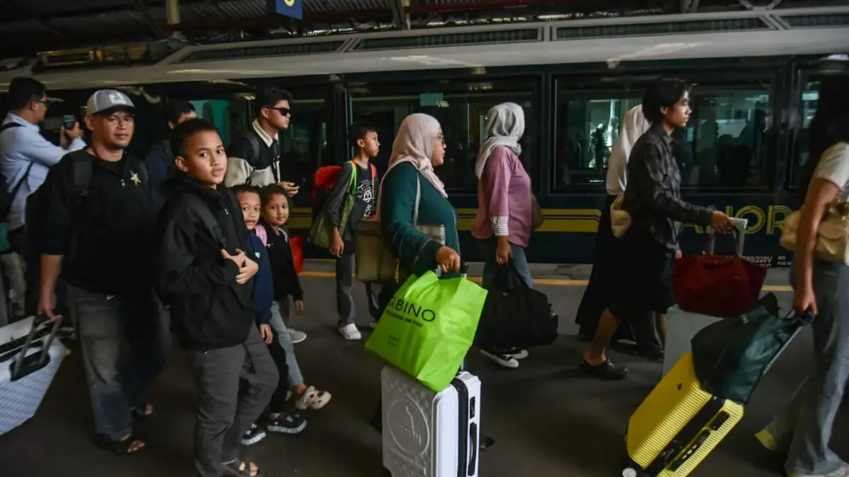 Penumpang berjalan turun dari kereta api di Stasiun Bandung, Kota Bandung, Jawa Barat, Selasa (24/3/2026)