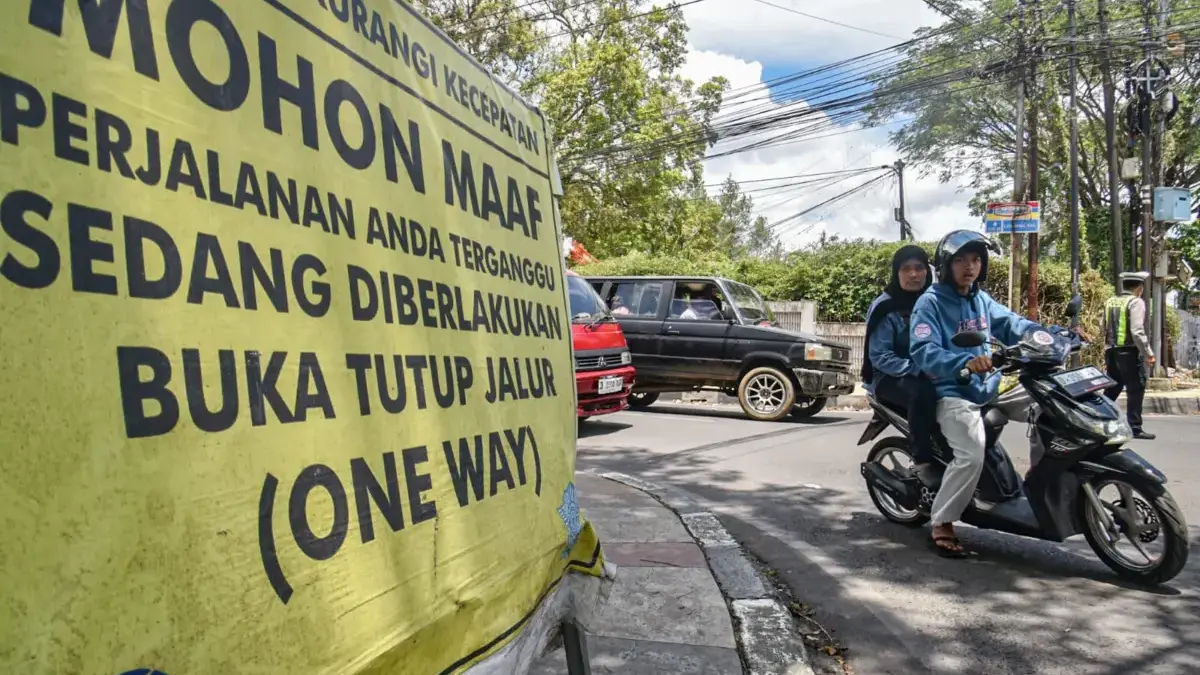 Wisatawan melintas saat pemberlakuan sistem satu arah di kawasan wisata Lembang, Kabupaten Bandung Barat