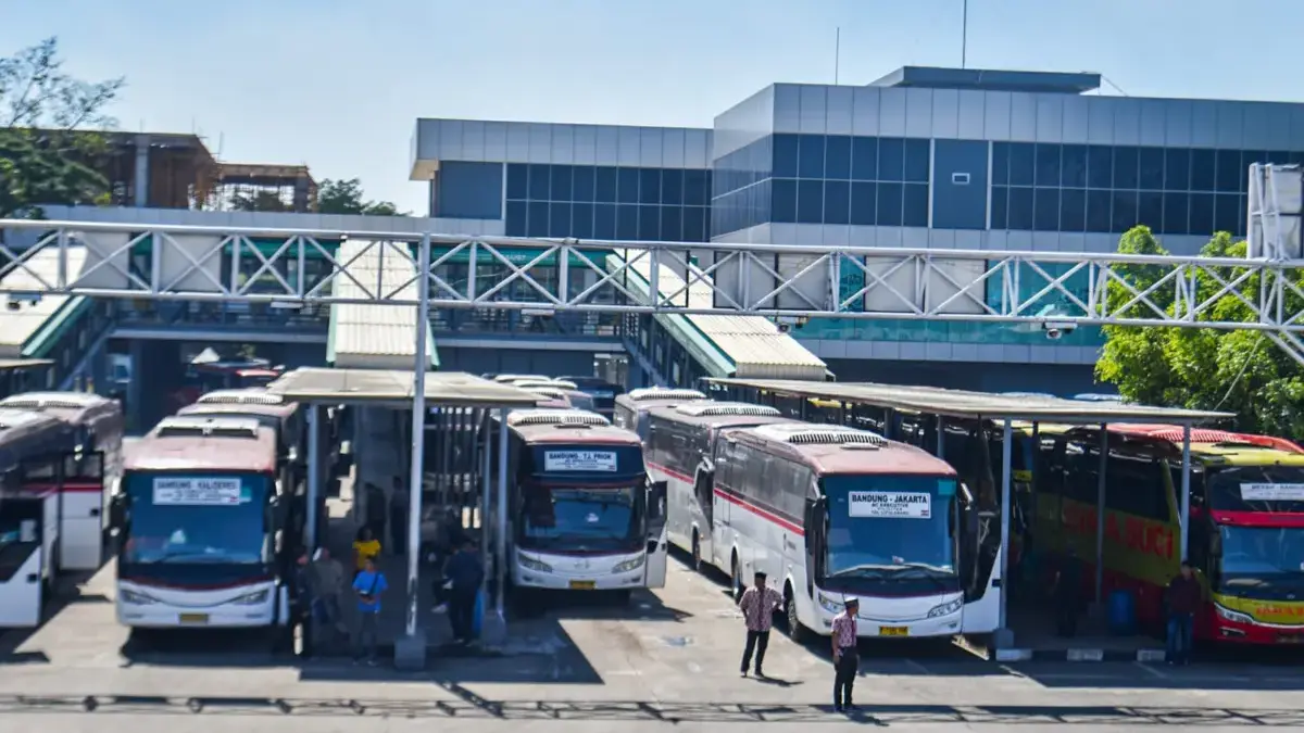 Pemkot Bandung Intensifkan Pendataan Pendatang pada Arus Balik Lebaran Pemudik menunggu pemberangkatan bus di Terminal Leuwipanjang, Kota Bandung, Rabu (25/3)
