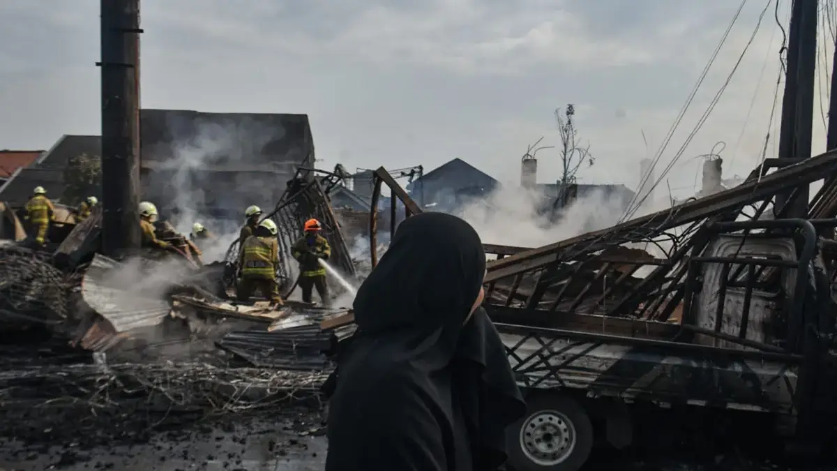 Kebakaran Hebat di Regol-Kota Bandung, 8 Toko Kusen dan Kayu Hangus Terbakar Kebakaran Hebat di Regol-Kota Bandung, 8 Toko Kusen dan Kayu Hangus Terbakar
