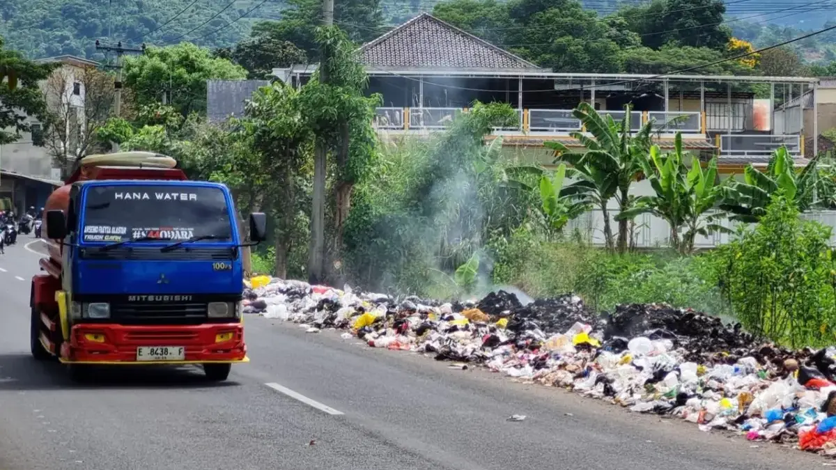 DLH Kabupaten Bandung: Sampah di Pinggir Jalan Terus Diangkut, Tapi Kembali Menumpuk