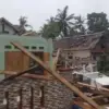Salah satu rumah warga di Purwadadi Kabupaten Ciamis porak poranda usai diterjang angin puting beliung