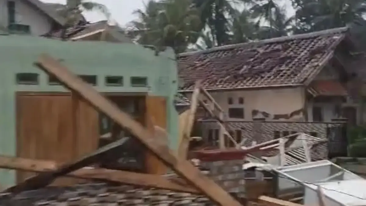 Salah satu rumah warga di Purwadadi Kabupaten Ciamis porak poranda usai diterjang angin puting beliung