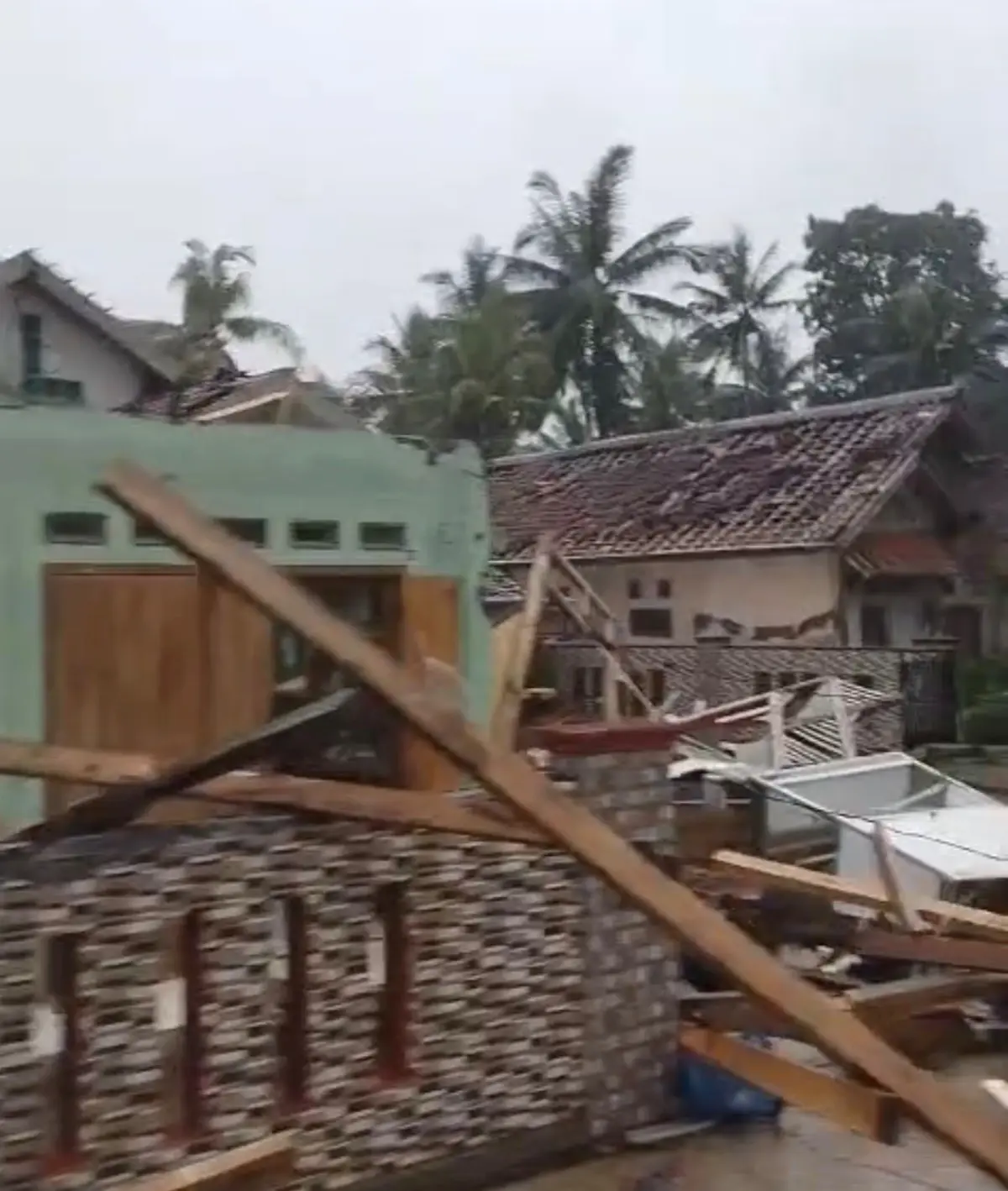 Angin Puting Beliung Terjang Ciamis, 83 Rumah Rusak – jabarekspres.com