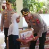Kapolres Ciamis AKBP Hidayatullah memberikan bantuan sembako kepada warga korban angin puting beliung