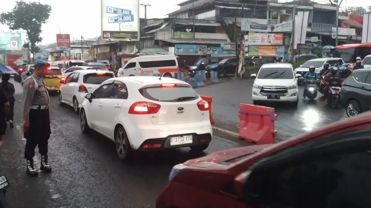 Dampak Lonjakan Kunjungan ke Mall Jatos dan Wisata Baru di Jatinangor, Arus Arah Bandung Macet Panjang Kemacetan di Jalan Raya Jatinangor arus arah Bandung alami kemacetan panjang mencapai sekira 4 kilometer