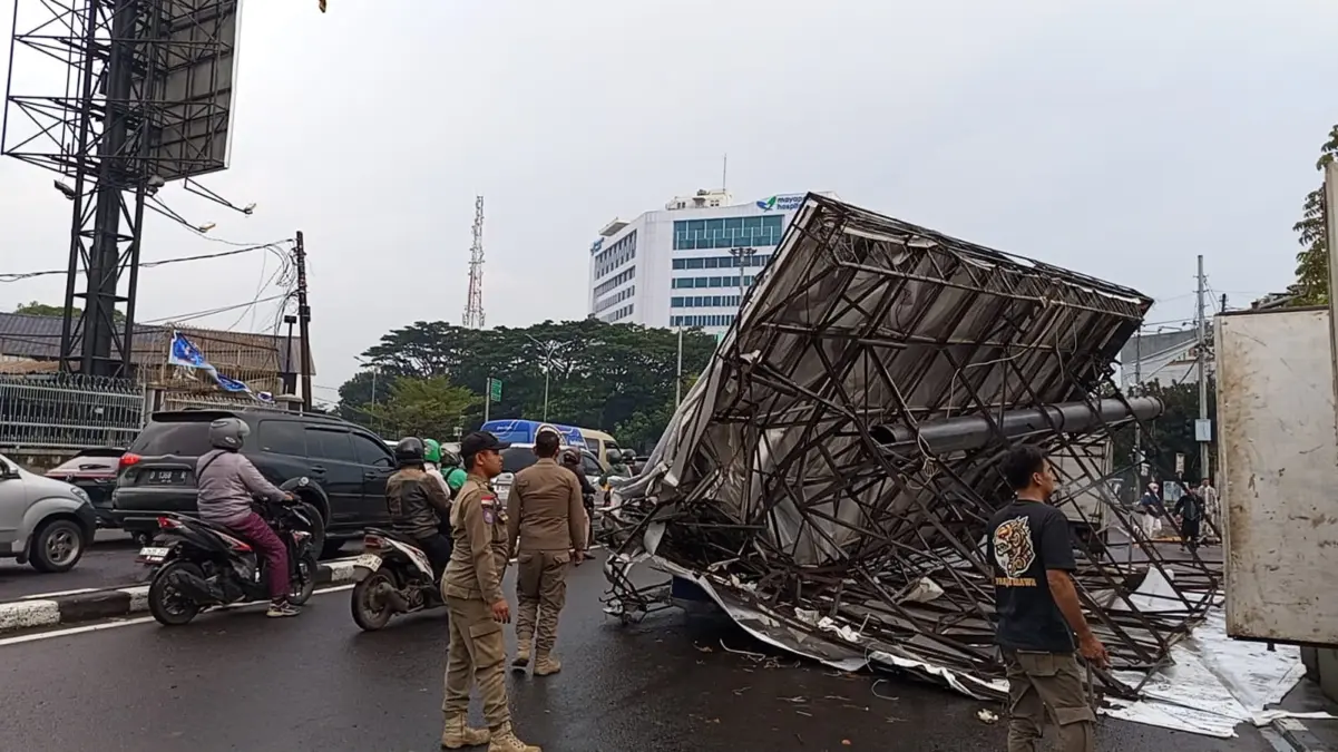 Farhan Tunda Penertiban Reklame Ilegal di Bandung Meski Kian Menjamur, Sebut Ini Alasannya! Farhan Tunda Penertiban Reklame Ilegal di Bandung Meski Kian Menjamur, Sebut Ini Alasannya!