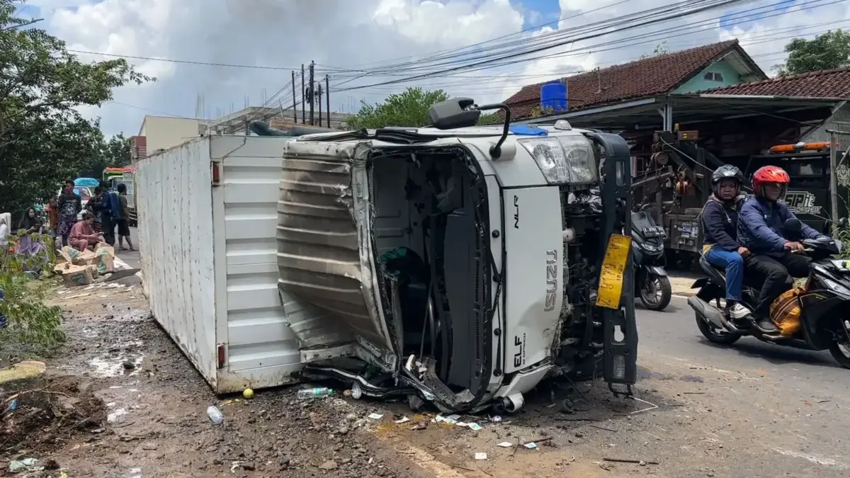 Mobil Pengangkut Air Mineral Terbalik di Tengah Jalan Cimaragas Banjar