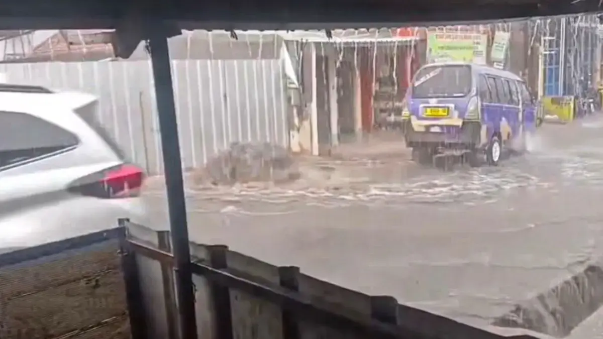 Banjir Tak Kunjung Usai, Warga Sariwangi Pertanyakan Keseriusan Pemda KBB Banjir kembali merendam Jalan Cihanjuang, Parongpong, Bandung Barat, setiap hujan turun