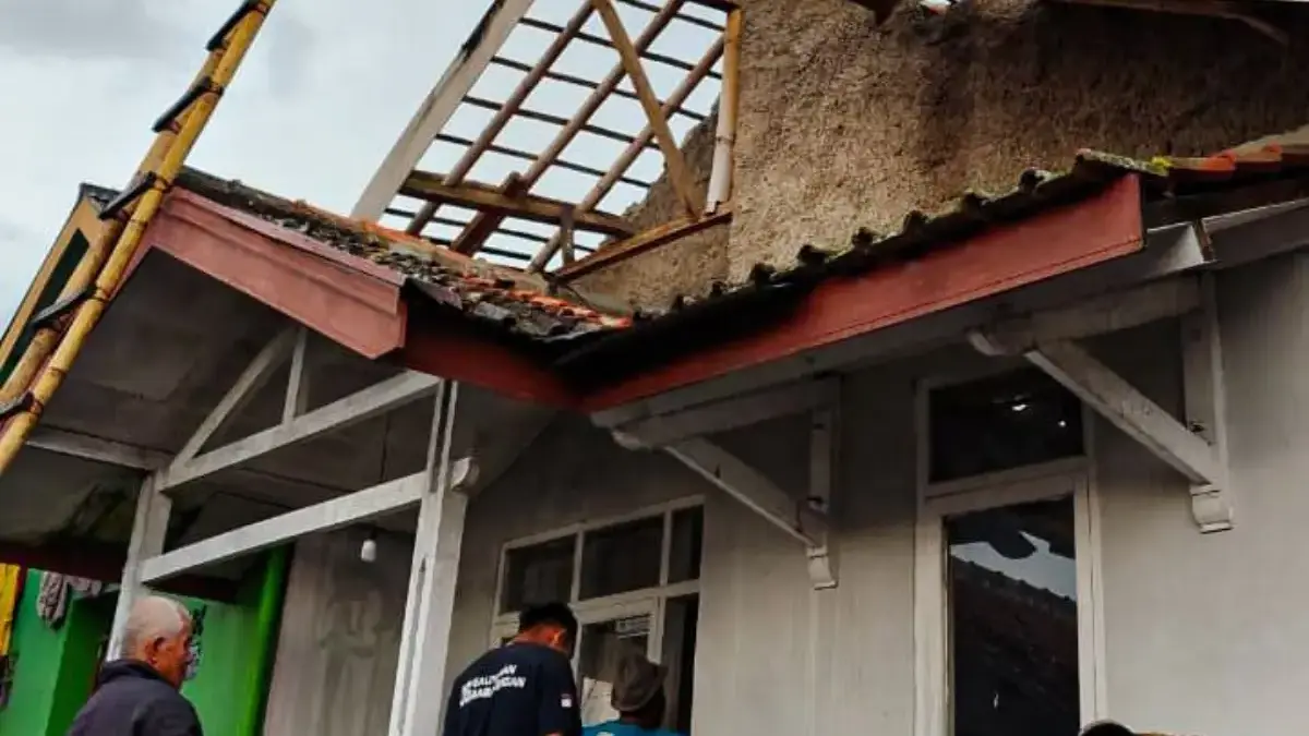 Hujan dan Angin Kencang Rusak 10 Rumah Warga di Bandung Barat Hujan dan Angin Kencang Rusak 10 Rumah Warga di Bandung Barat