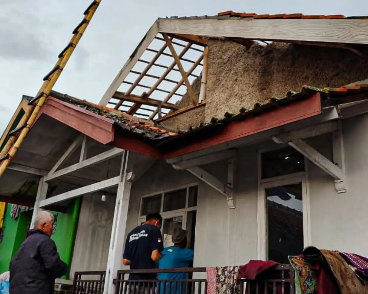 Hujan dan Angin Kencang Rusak 10 Rumah Warga di Bandung Barat – jabarekspres.com