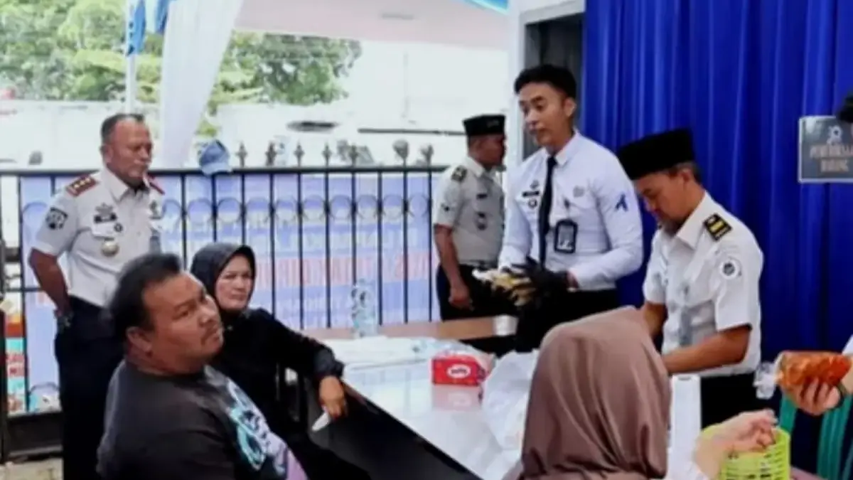 Pemeriksaan barang pengunjung di Lapas Sukabumi. (Dok Humas)