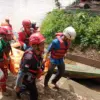 Tim BPBD Kota Banjar saat mengevakuasi satu jenazah anak yang tenggelam di Sungai Citanduy. Satu anak lainnya