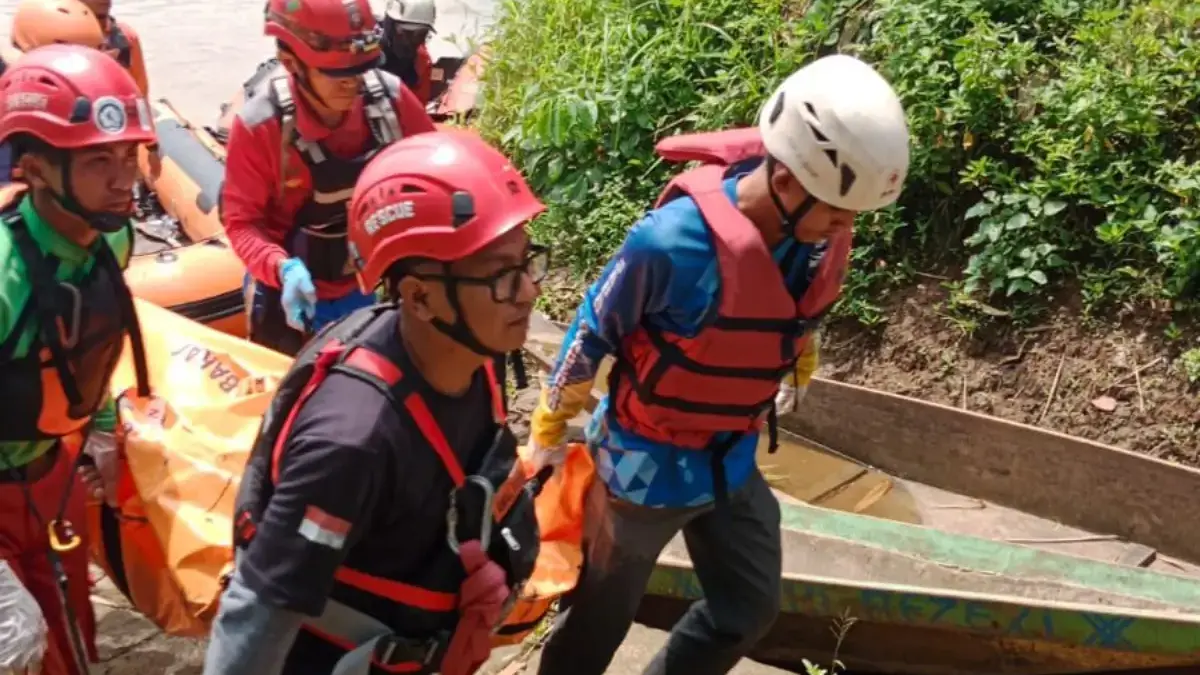 Tim BPBD Kota Banjar saat mengevakuasi satu jenazah anak yang tenggelam di Sungai Citanduy. Satu anak lainnya