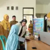Manager Corporate Social Responsibility AHM Catur Sri Wulandari ditemani Kepala Desa Sukamukti Samid S.Pd (Kir