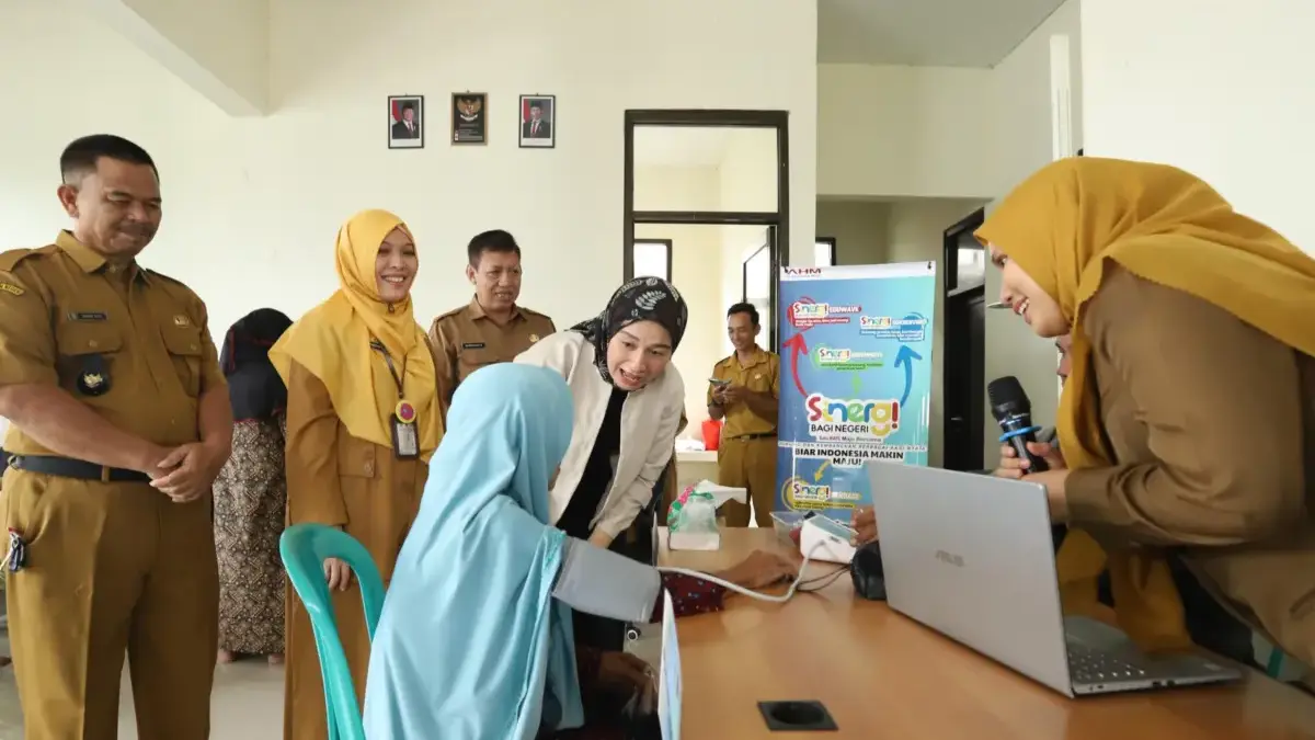 Manager Corporate Social Responsibility AHM Catur Sri Wulandari ditemani Kepala Desa Sukamukti Samid S.Pd (Kir