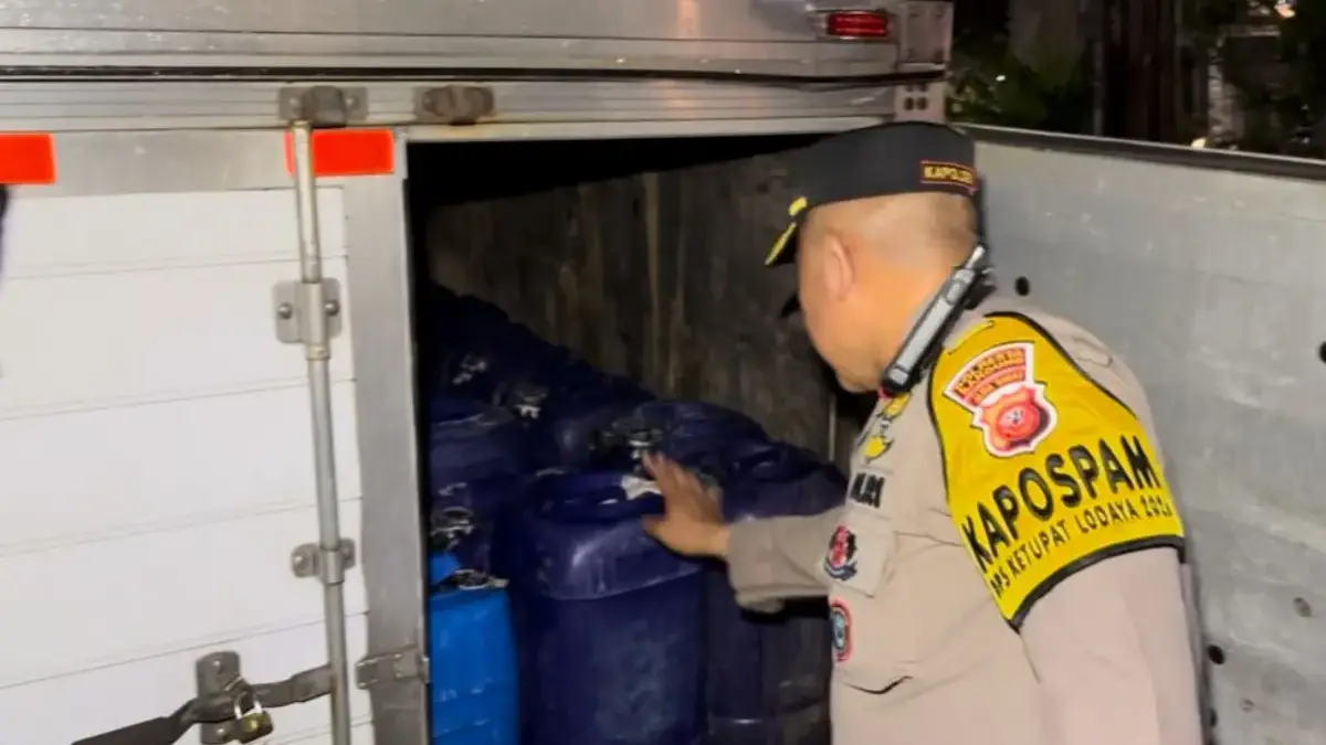 Kapospam Simpang Sadu Soreang, Kompol Oeng Hoeruman saat memperlihatkan minuman keras jenis tuak sebanyak 1.50